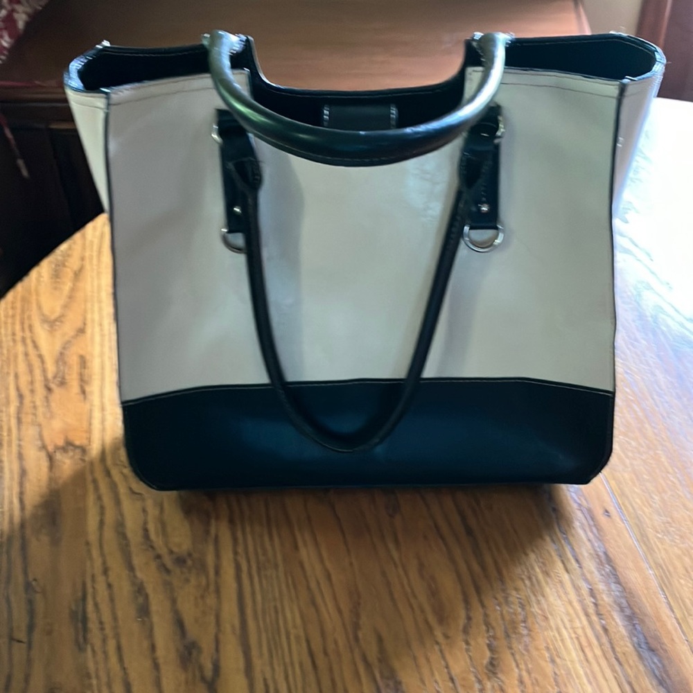 CREAM BLACK BAG WITH 6 TOTAL COMPARTMENTS 2 THAT ZIP WITH A SNAP CLOSURE
